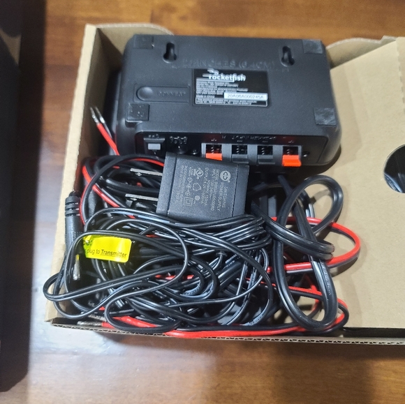 Rocketfish Networking Rocketfish Wireless Home Theater Rear Speaker